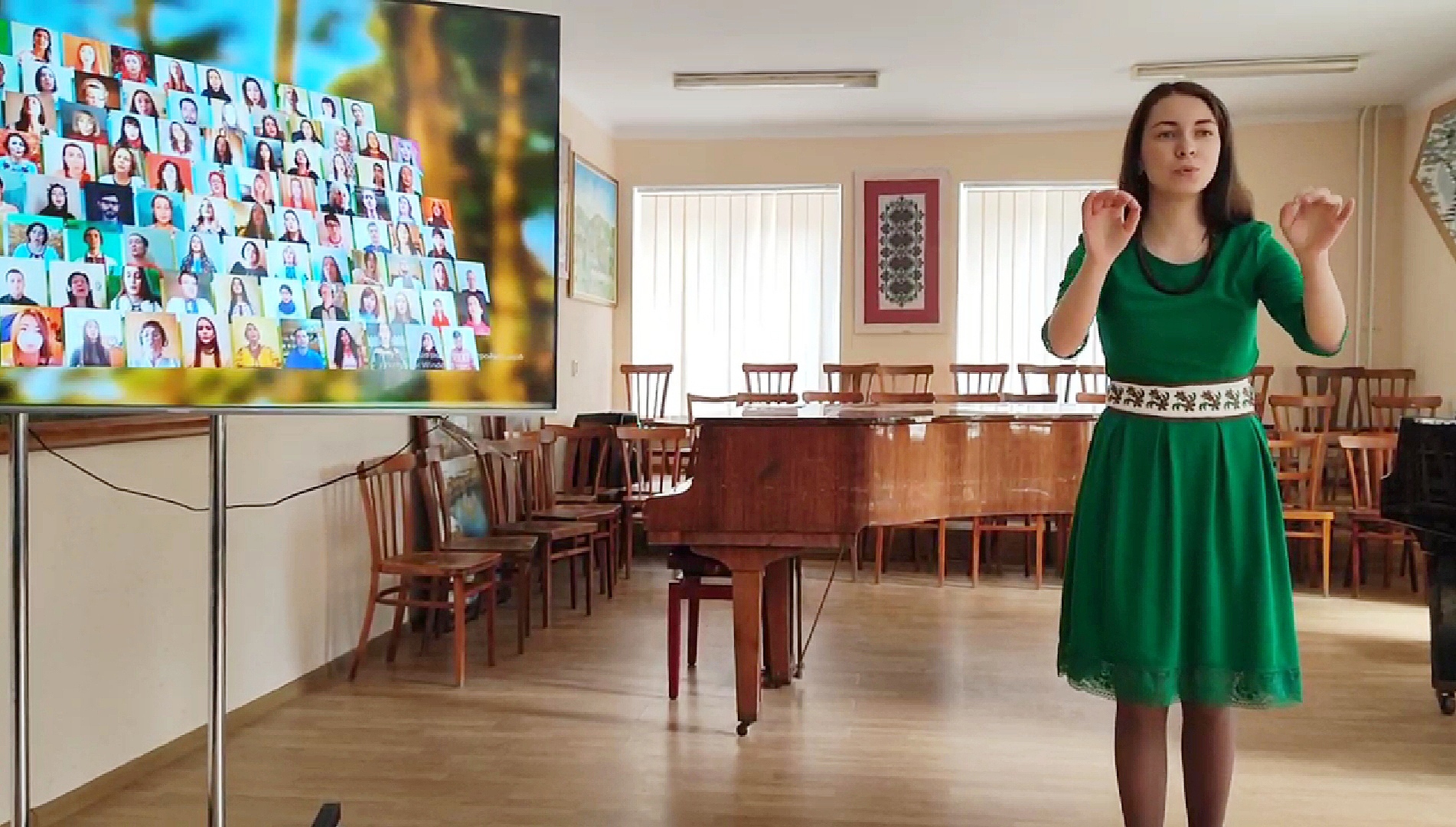 Атаманчук Елеонора диригує під звучання Віртуального хору України, у складі якого звучить і її голос